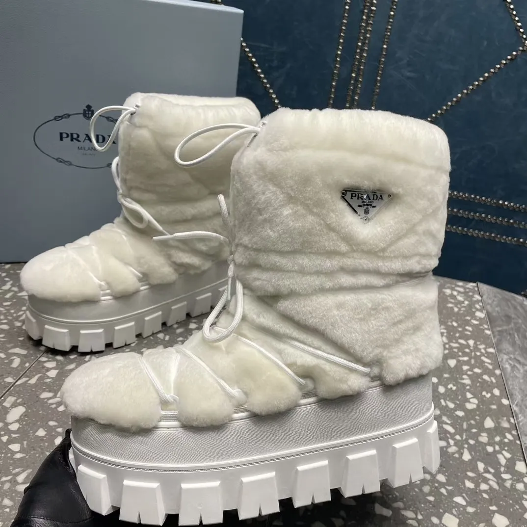 👟👟Ex-factory price 700👟👟 The highest version on the market, Prada's king style, snow boots, ski boots, chubby, so cute and cute →_→ From the Prada limited series, unique. Shiny nylon Oblique upper with criss-cross straps for an ideal fit. The boots are made of technical fabric and have a short-cut version. They can be worn in the city or in the mountains. They make the calves slimmer, taller, warmer and have a concave shape. The boots and soles use the original waterproof effect. The size is 35-40. 41Customized